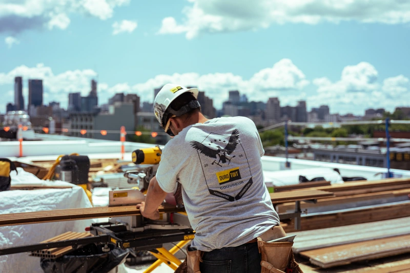 Travailleur sur toit